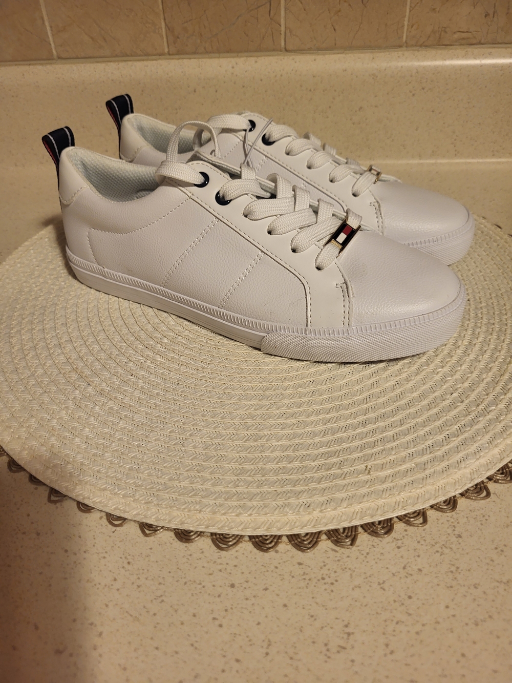 Tommy Hilfiger Classic White Low-Top Sneakers Sz.7, Preppy Americana Style